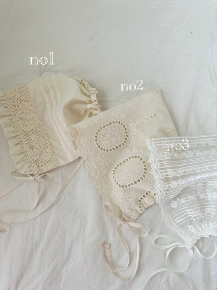 Monbebe - Vintage Lace Bonnet