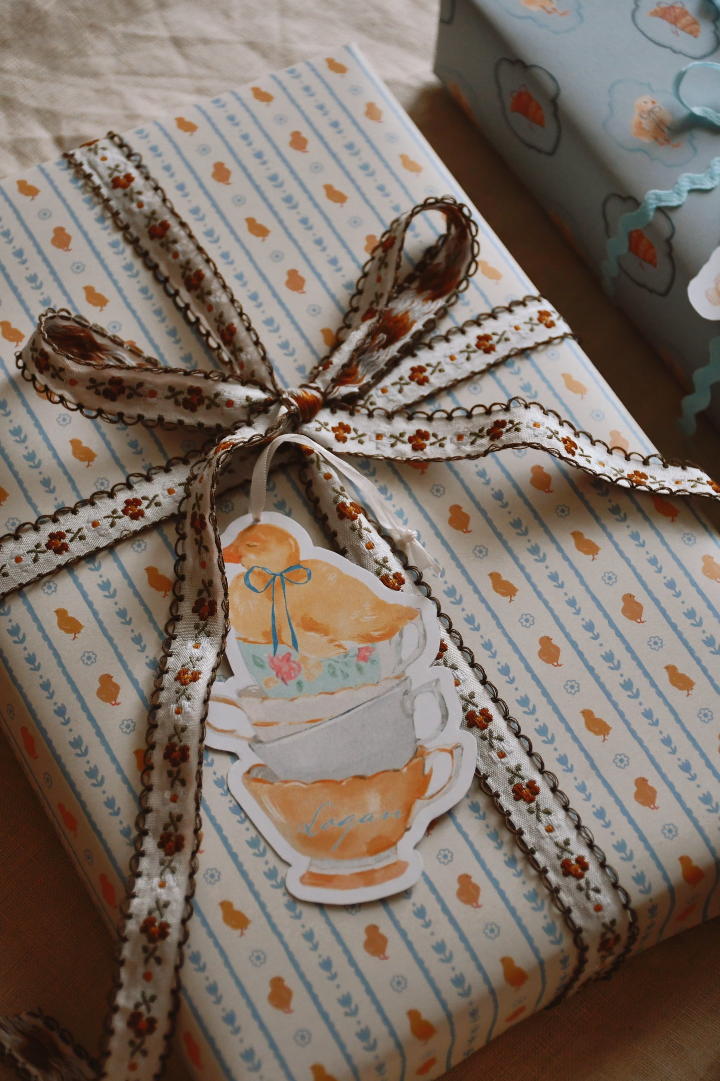 Wrapping paper - Chicks and blue flowers