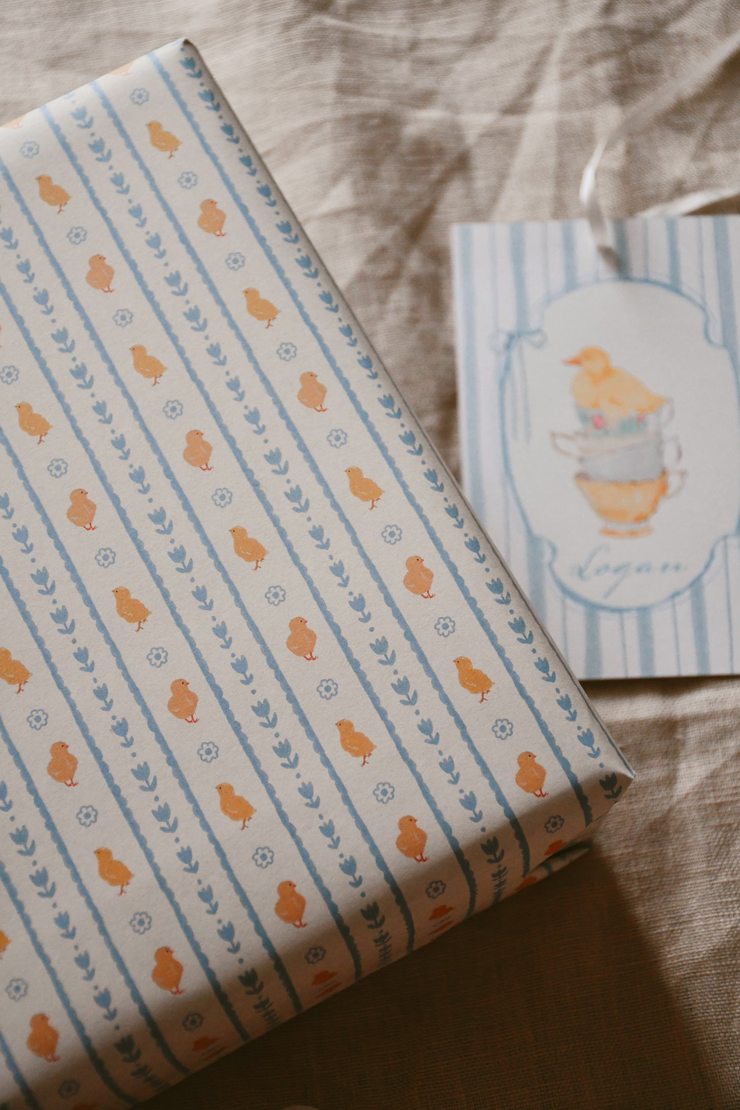 Wrapping paper - Chicks and blue flowers